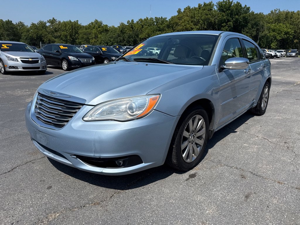 Used 2013 Chrysler 200 Limited FWD image 2