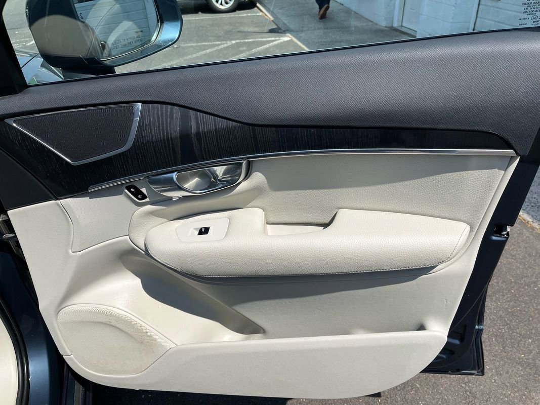 Used 2020 Volvo XC90 T6 Momentum w/ Protection Package Premier image 21