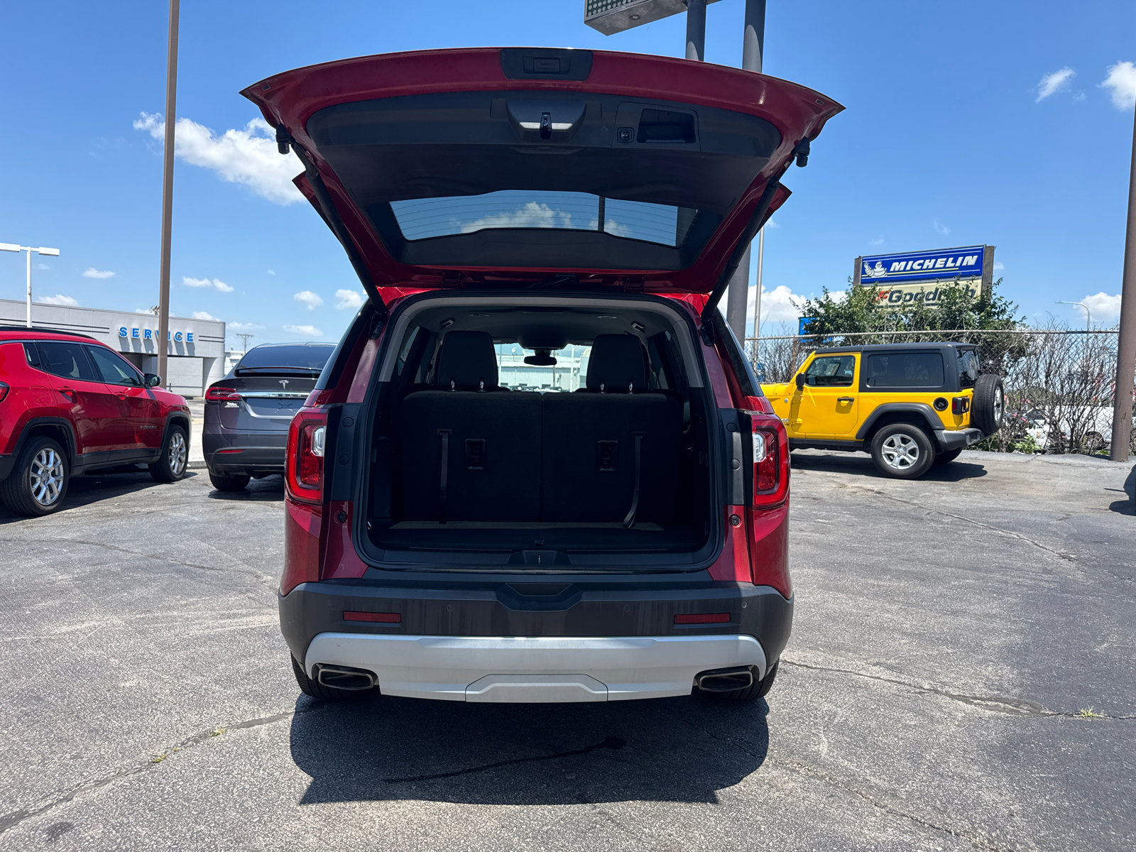 Used 2023 GMC Acadia SLE w/ Driver Convenience Package image 18