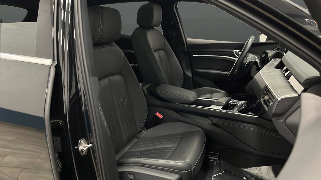 Used 2022 Audi e-tron Premium w/ Towing Package image 24