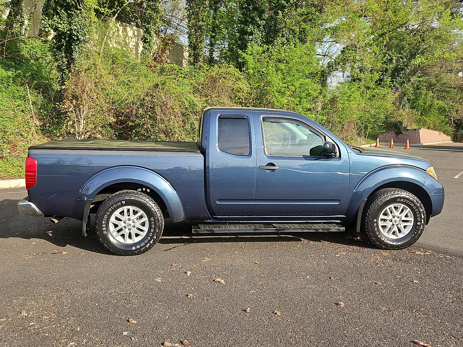Certified 2017 Nissan Frontier SV w/ SV Value Truck Package AWD/4WD image 6