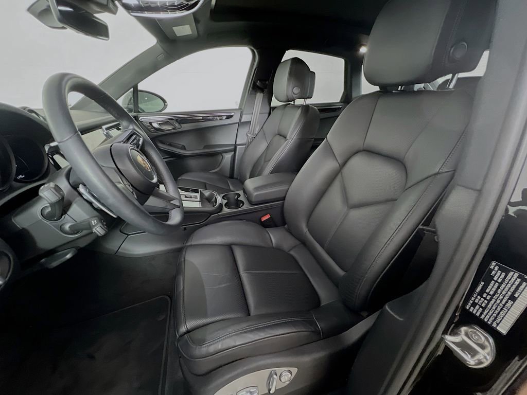 Certified 2025 Porsche Macan AWD/4WD image 5