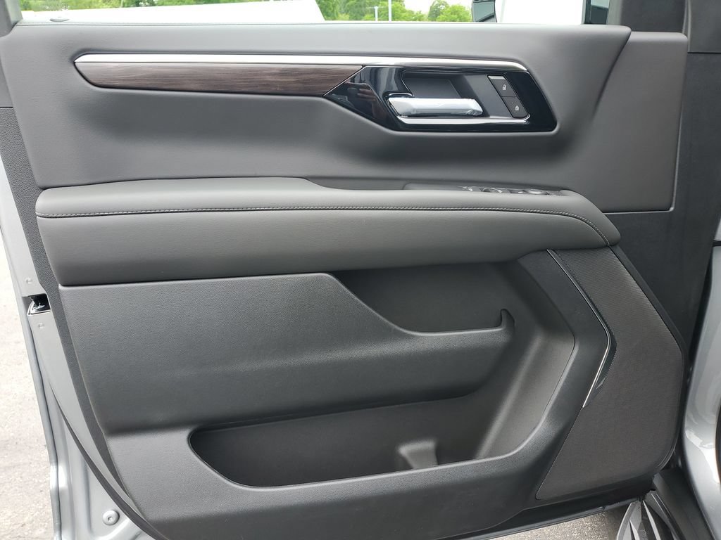 New 2026 Chevrolet Suburban LS w/ LPO, Dark Essentials Package AWD/4WD image 19