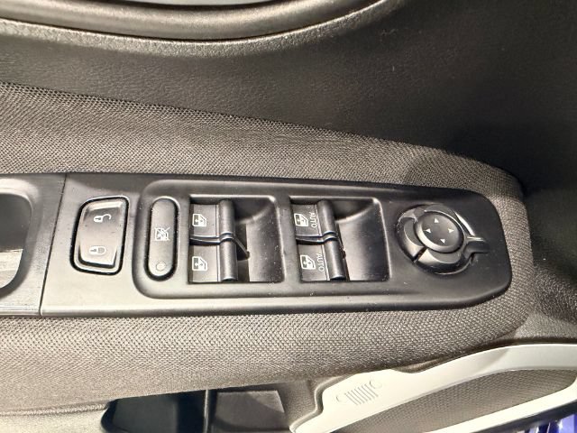 Used 2018 Jeep Renegade Latitude AWD/4WD image 30