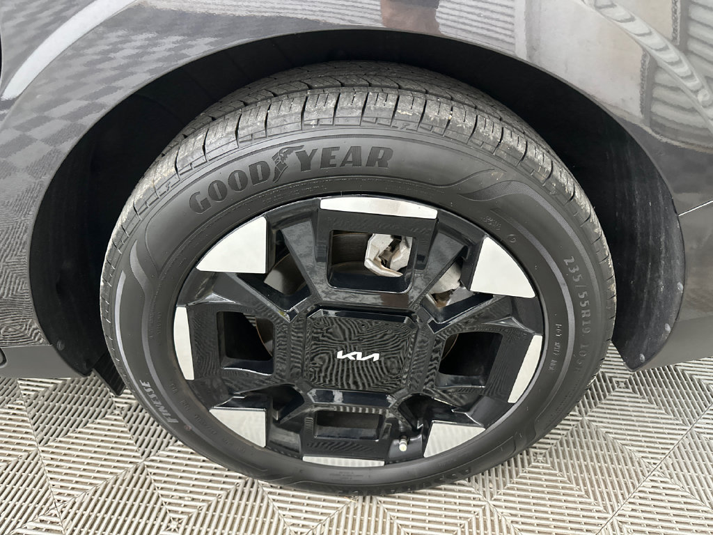 Used 2025 Kia Carnival EX FWD image 22