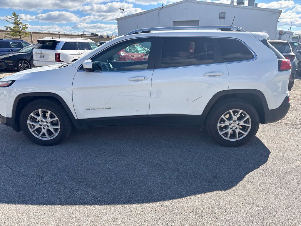Used 2018 Jeep Cherokee Latitude Plus w/ Cold Weather Group AWD/4WD image 2