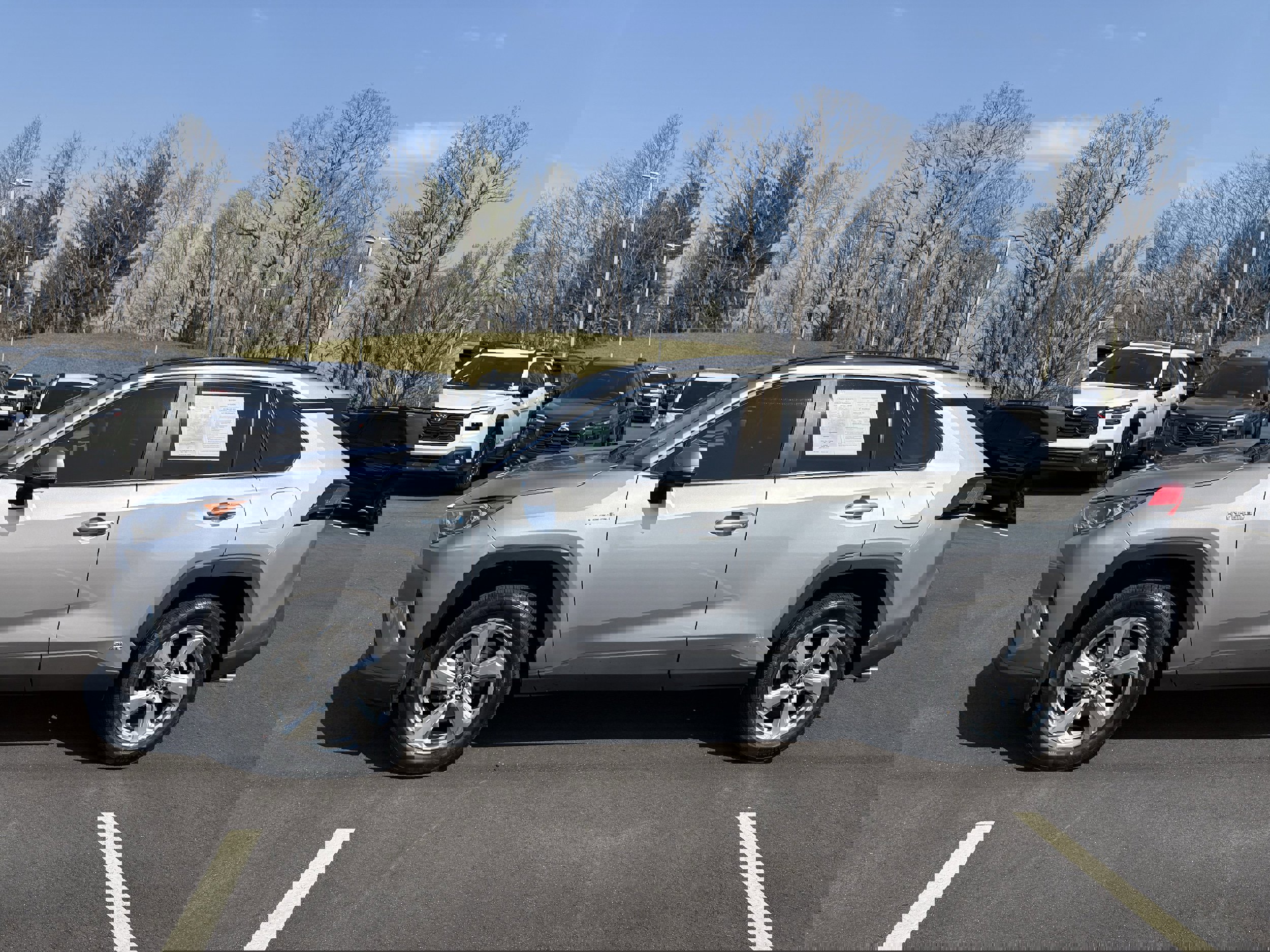 Used 2021 Toyota RAV4 XLE Premium image 4