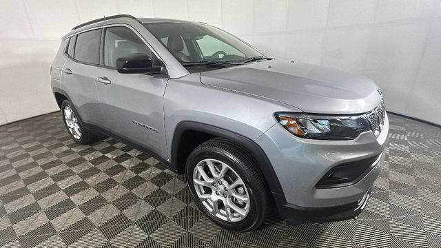 Used 2024 Jeep Compass Latitude AWD/4WD image 32