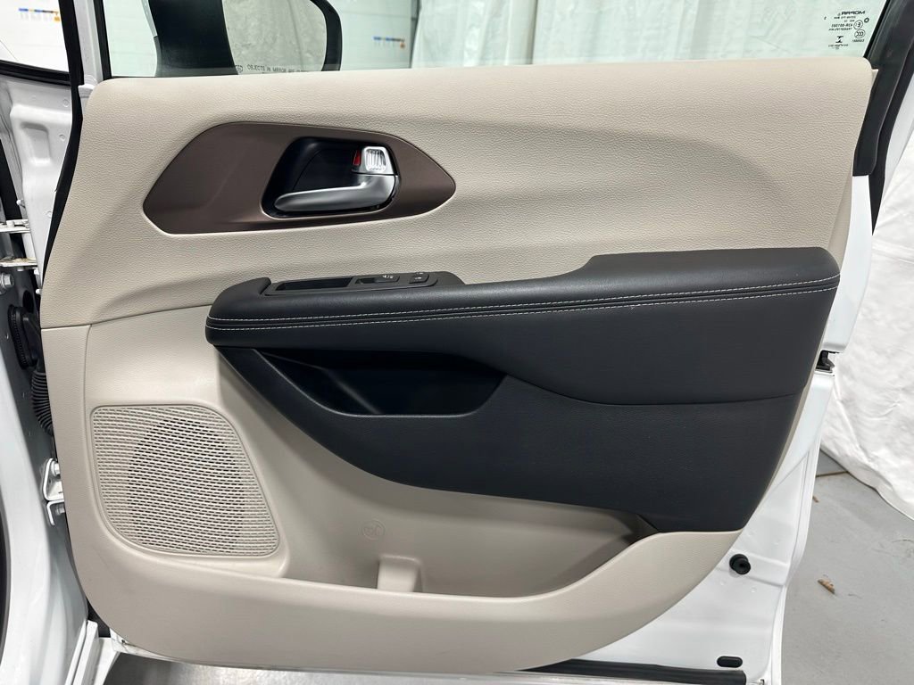 Used 2023 Chrysler Voyager LX image 59