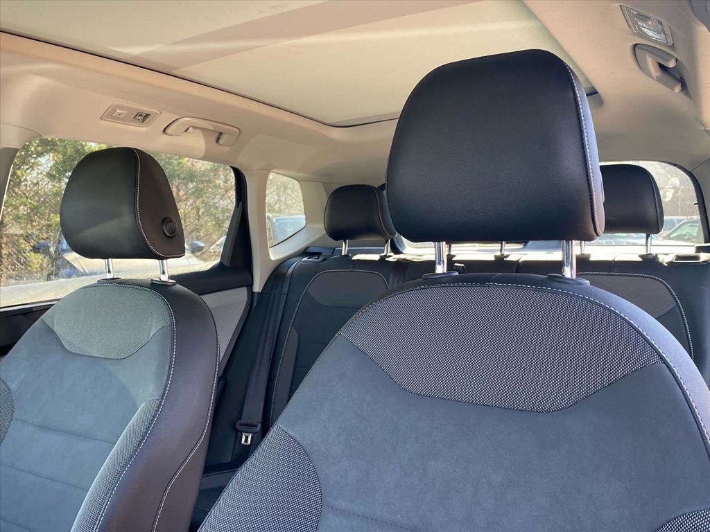 Used 2022 Volkswagen Taos SE w/ Panoramic Sunroof Package image 11