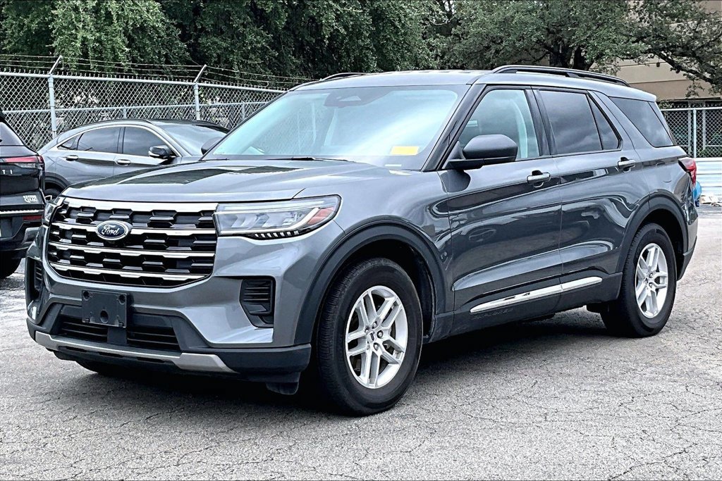 Used 2025 Ford Explorer Active RWD image 2