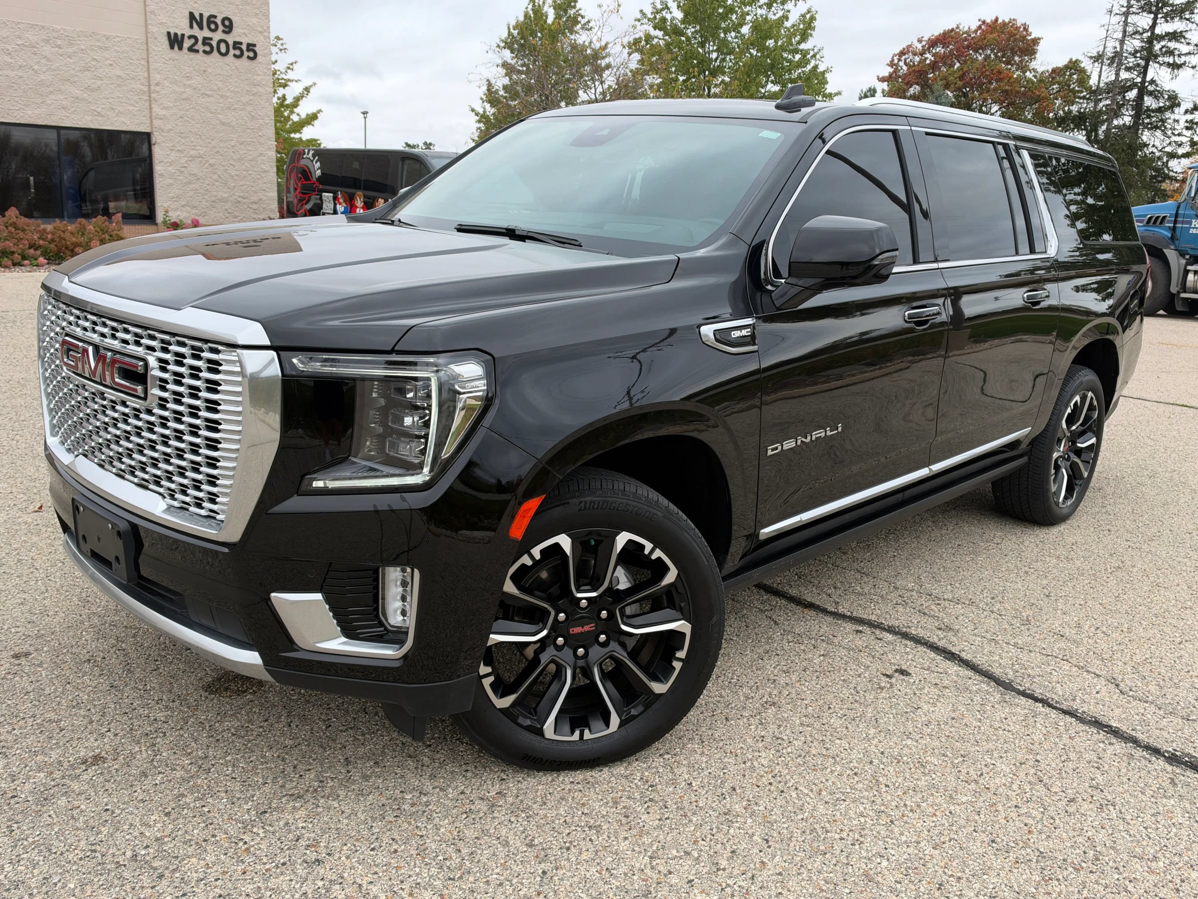 Used 2024 GMC Yukon XL Denali AWD/4WD image 1