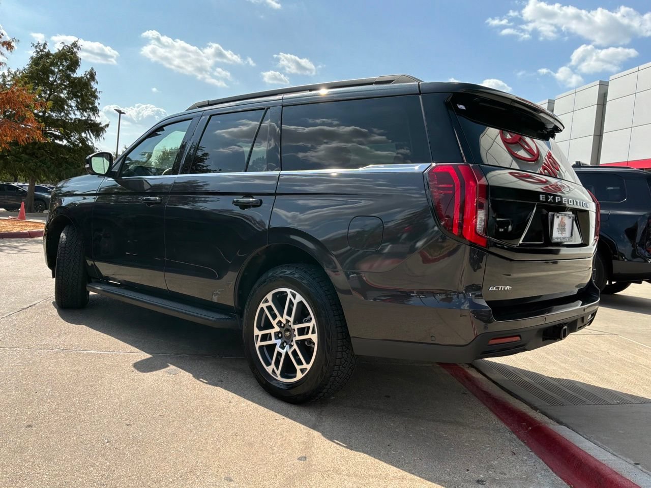 Used 2025 Ford Expedition Active AWD/4WD image 8