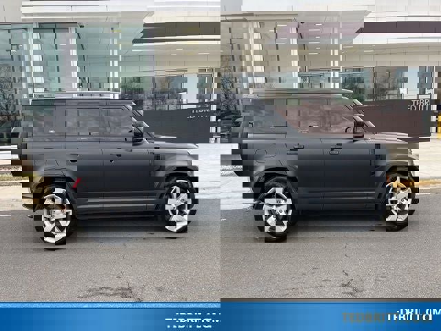 Used 2024 Land Rover Defender 110 SE image 9