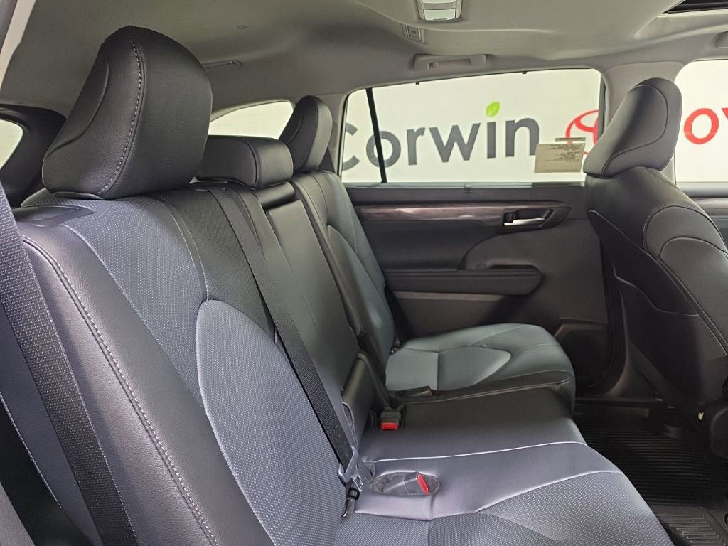 Used 2026 Toyota Highlander Limited image 19
