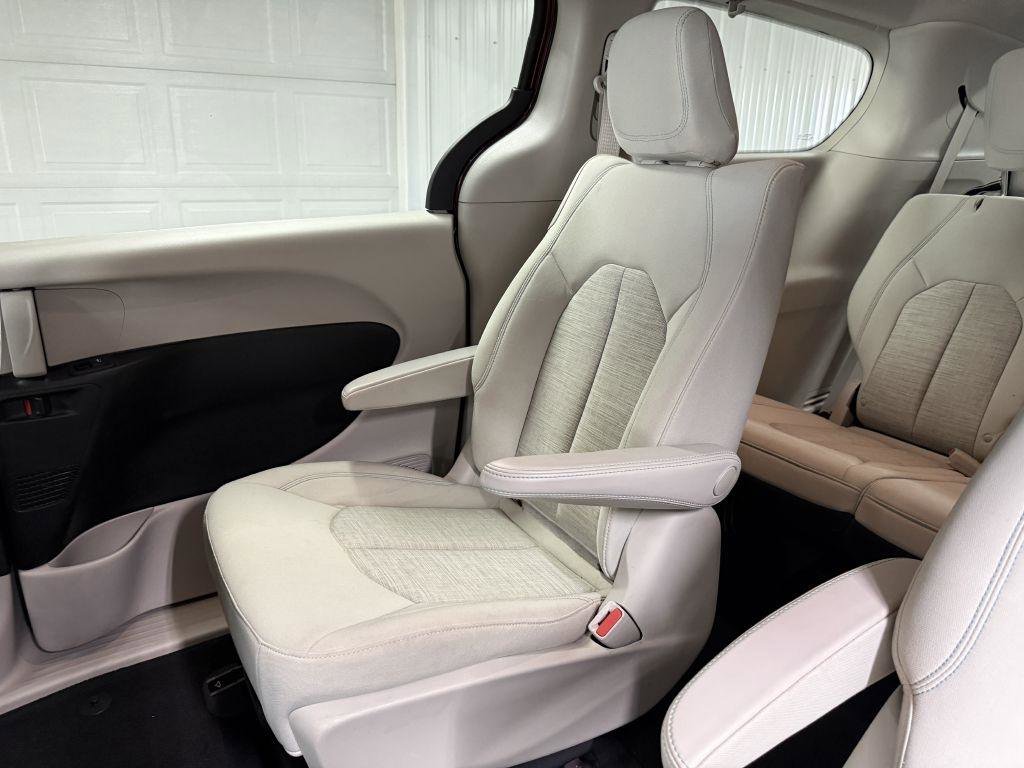 Used 2018 Chrysler Pacifica Touring Plus image 26