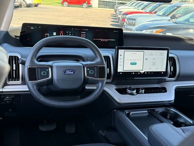Used 2025 Ford Expedition Active image 6