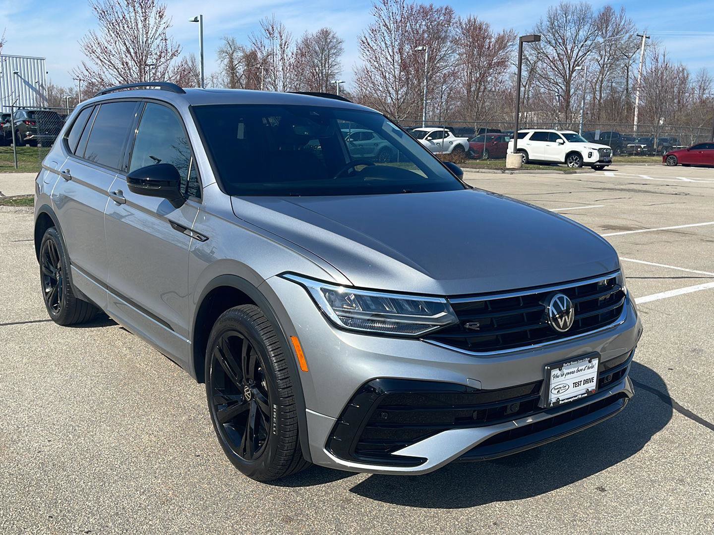 Used 2023 Volkswagen Tiguan SE R-Line image 3