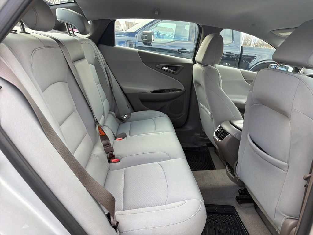 Used 2017 Chevrolet Malibu LT image 38