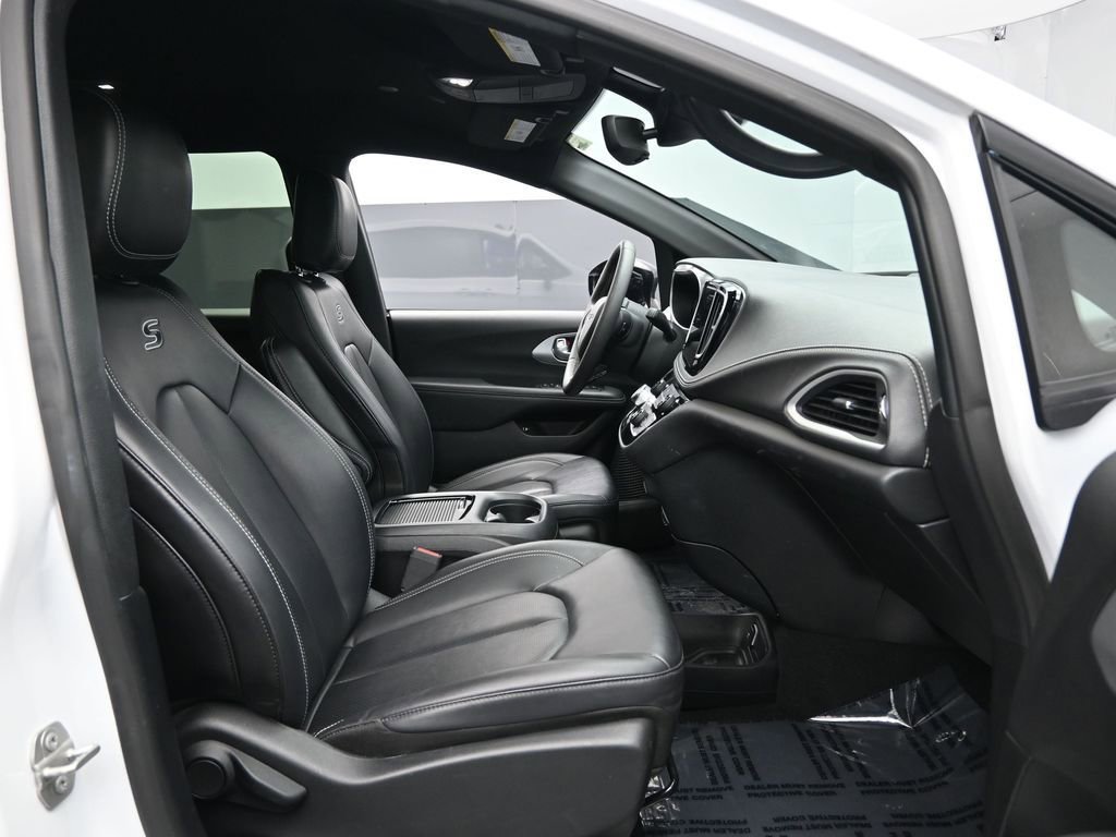 Used 2024 Chrysler Pacifica Select image 32