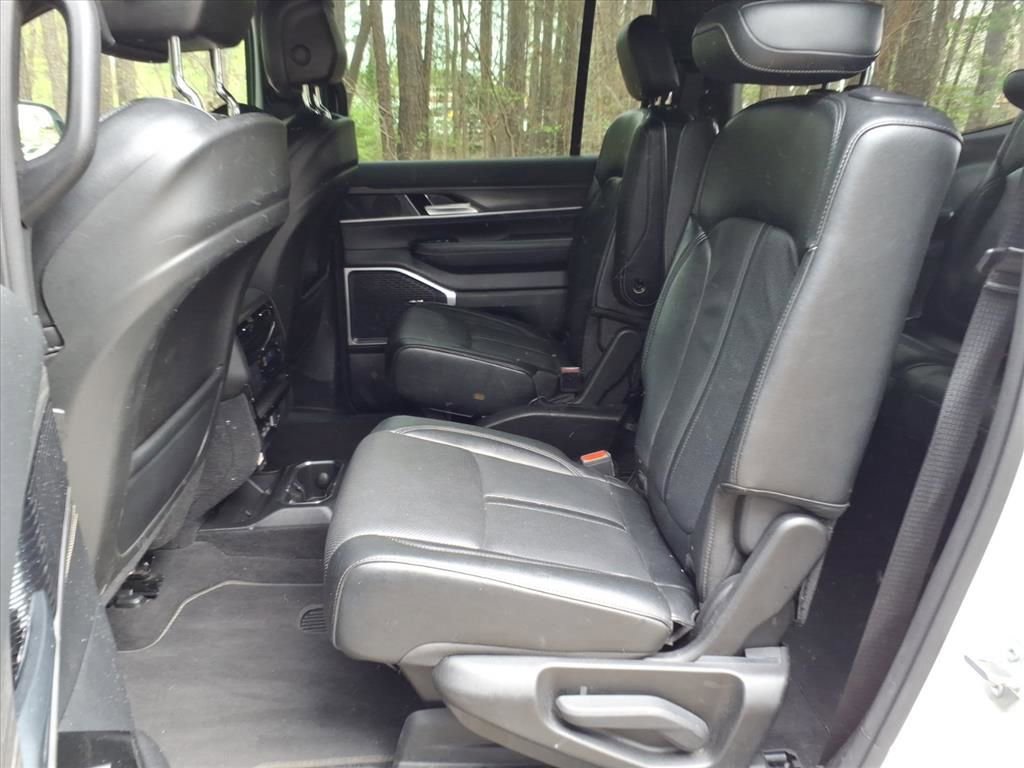 Used 2024 Jeep Wagoneer Series III AWD/4WD image 26