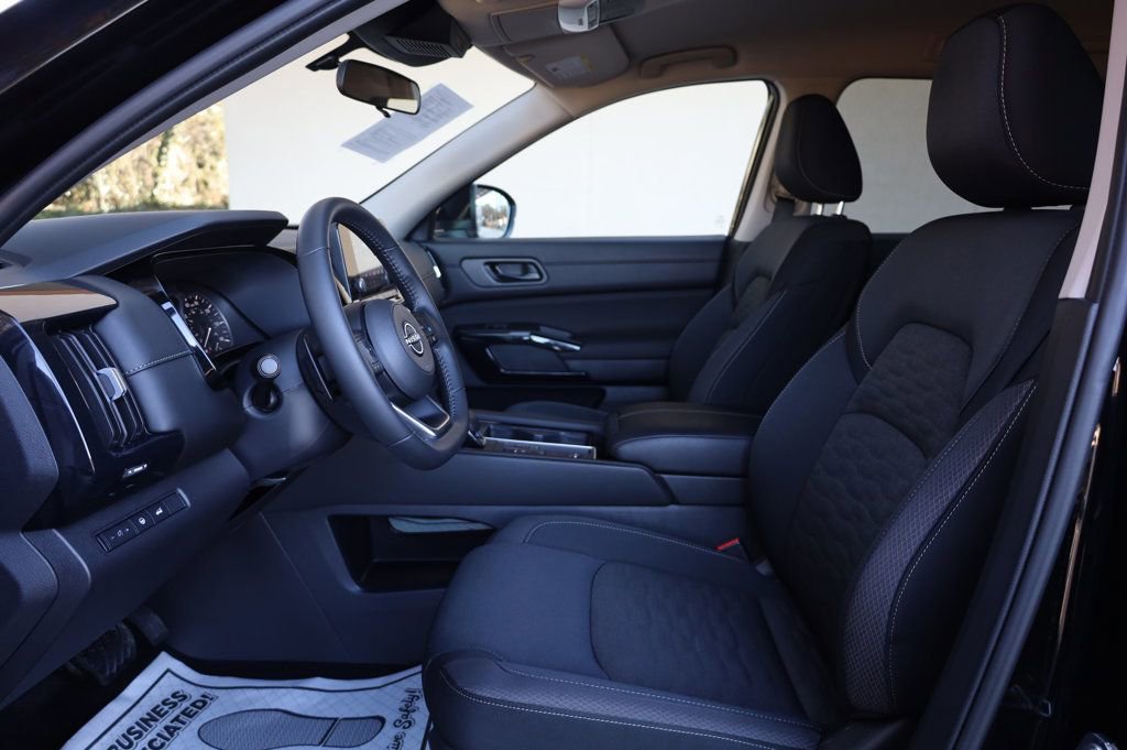Used 2025 Nissan Pathfinder SV image 16