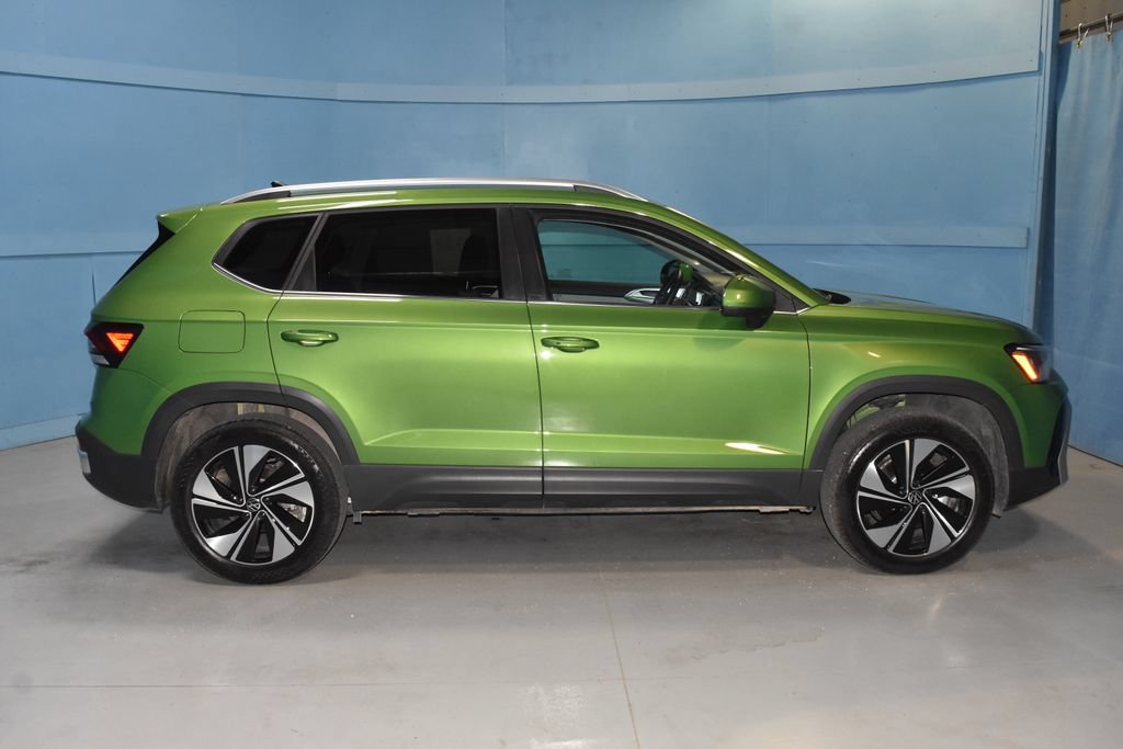 Certified 2025 Volkswagen Taos SE w/ Panoramic Sunroof Package AWD/4WD image 19