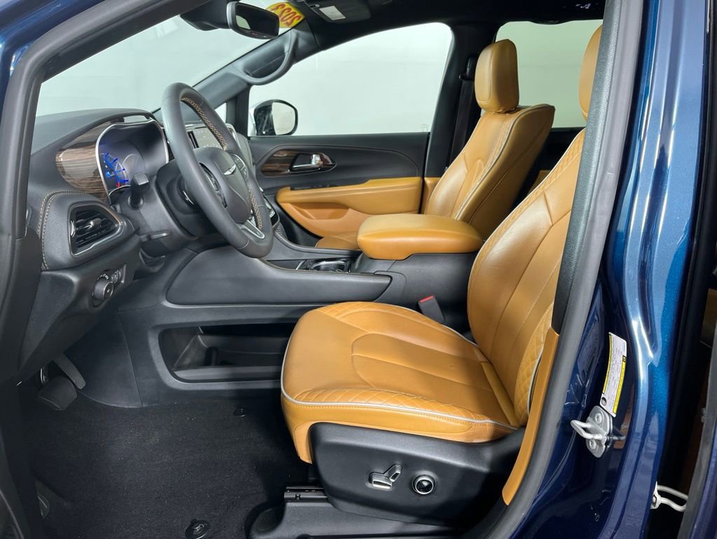 Used 2023 Chrysler Pacifica Pinnacle FWD image 23
