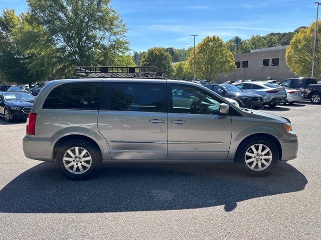 Used 2016 Chrysler Town & Country Touring FWD image 4