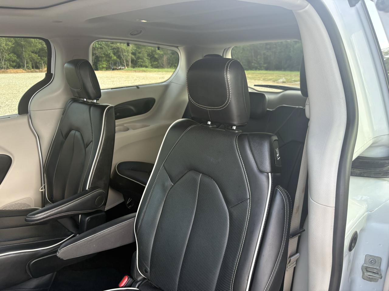 Used 2024 Chrysler Pacifica Limited FWD image 29