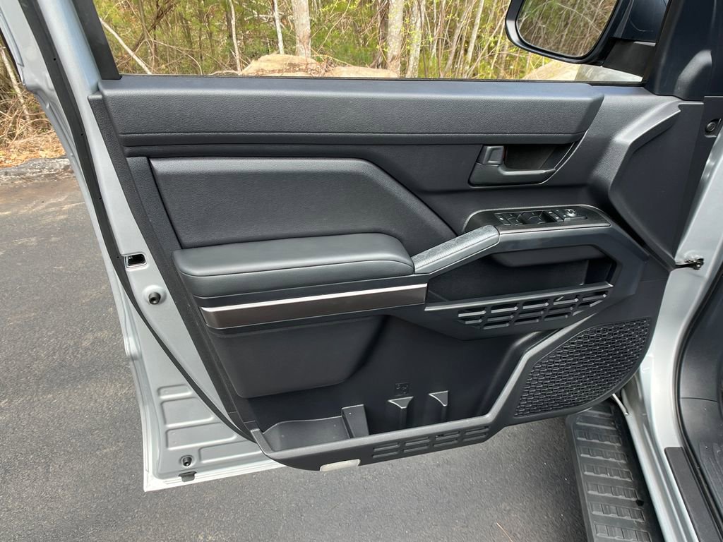 Used 2025 Toyota 4Runner SR5 AWD/4WD image 12