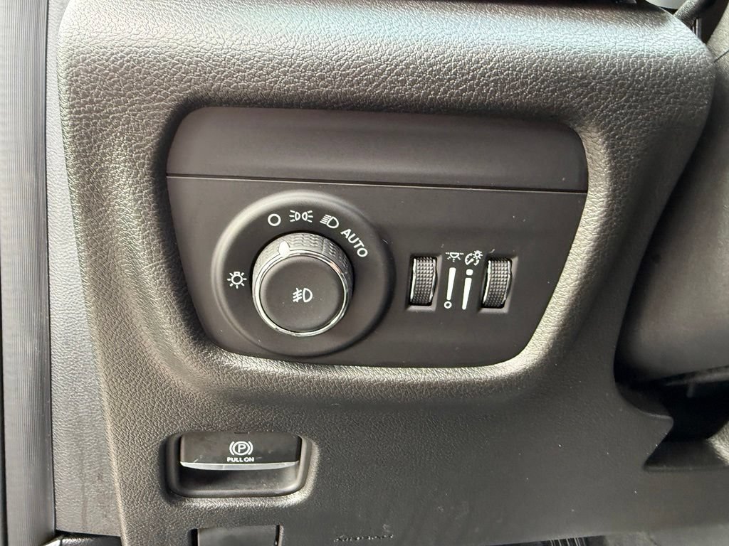 Used 2023 Jeep Grand Cherokee L Limited AWD/4WD image 7