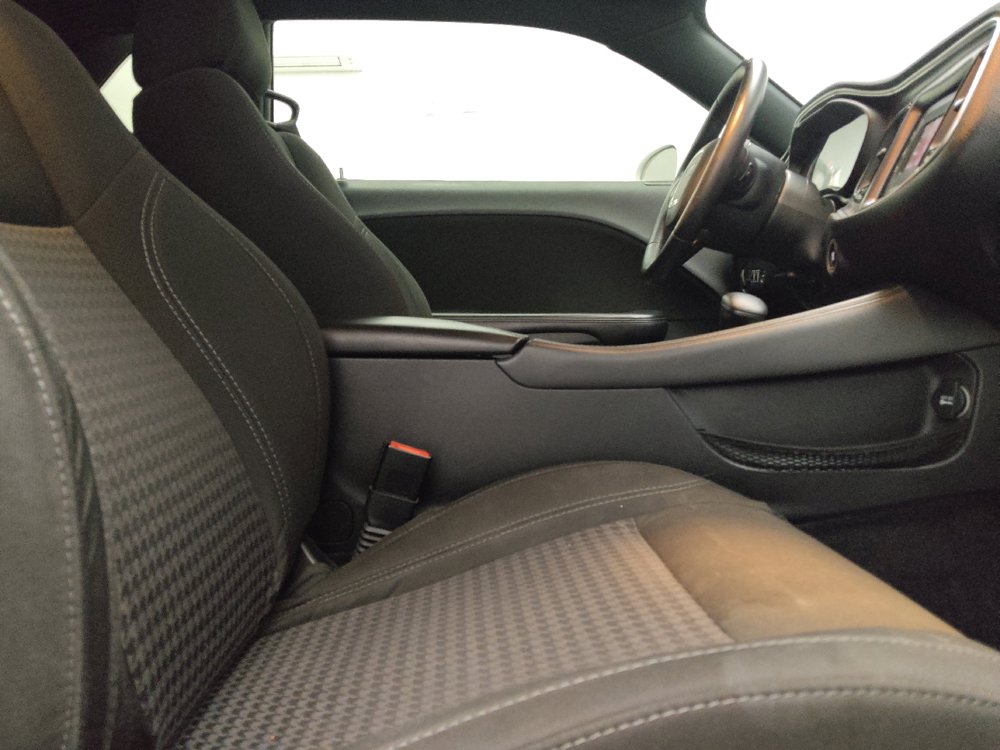 Used 2016 Dodge Challenger SXT RWD image 21