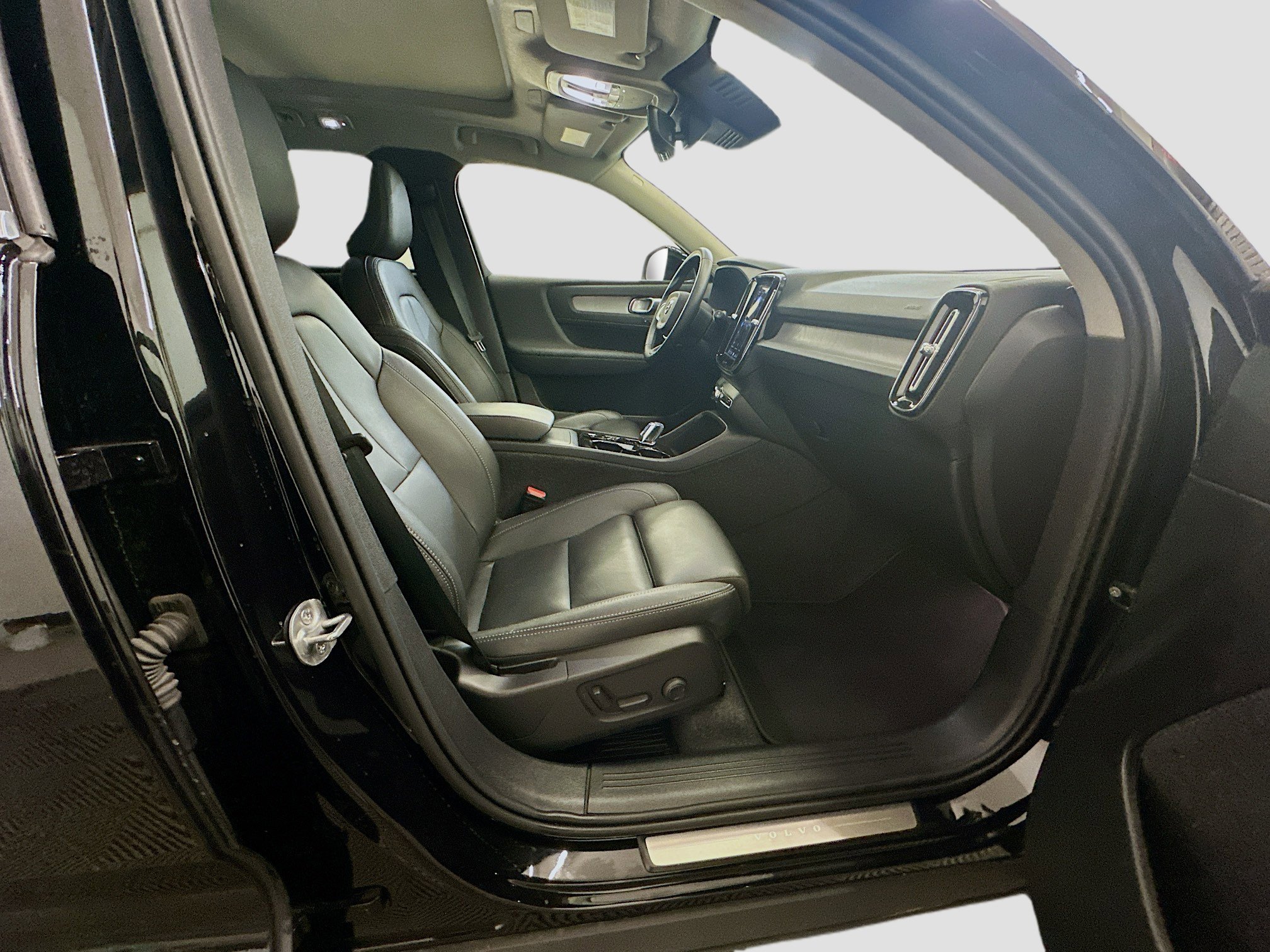 Used 2025 Volvo XC40 B5 Plus AWD/4WD image 33