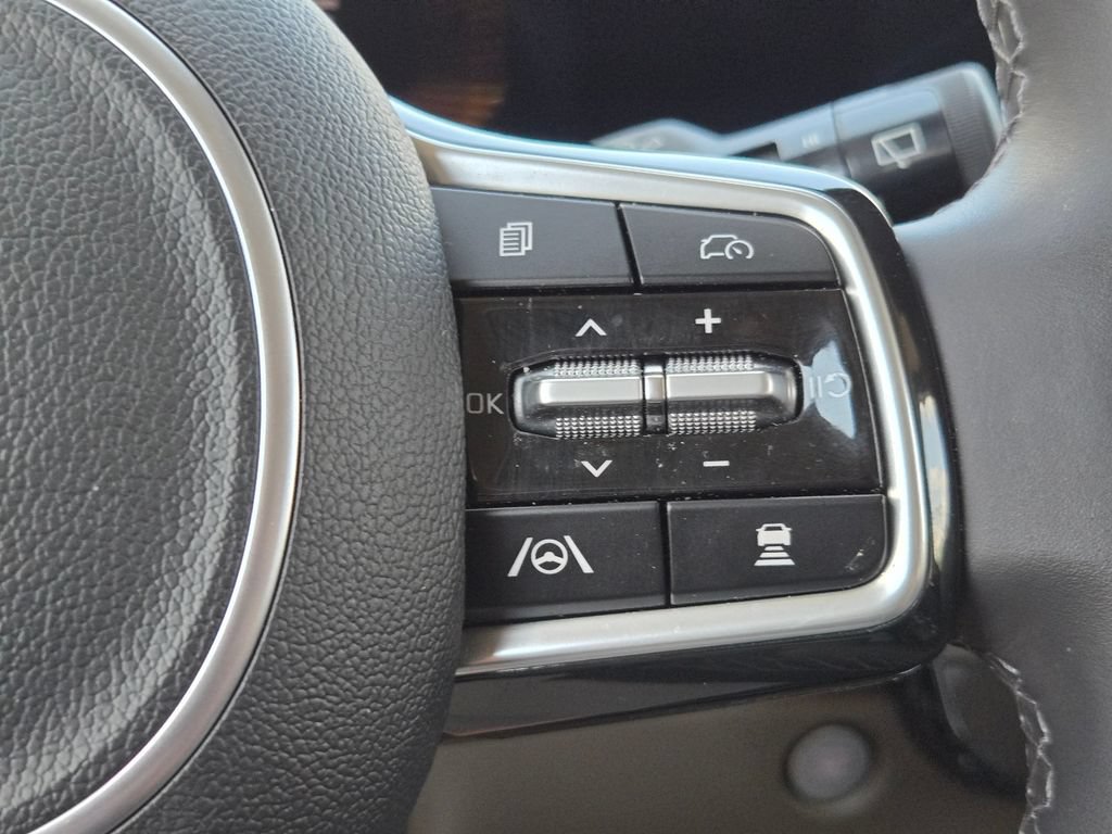 Certified 2025 Kia Carnival FWD image 24