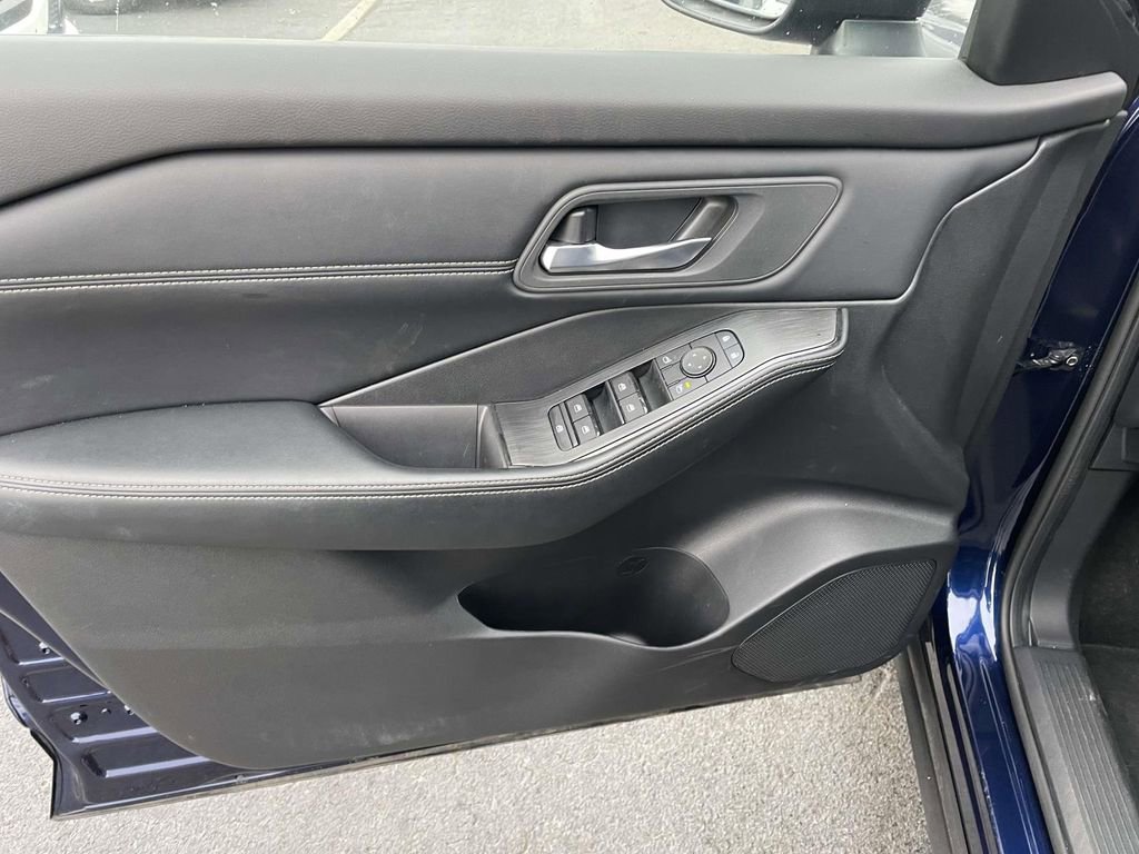 Used 2025 Nissan Rogue SV w/ SV Premium Package image 28