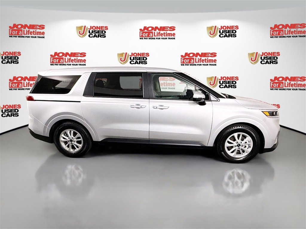 Used 2023 Kia Carnival LX image 17