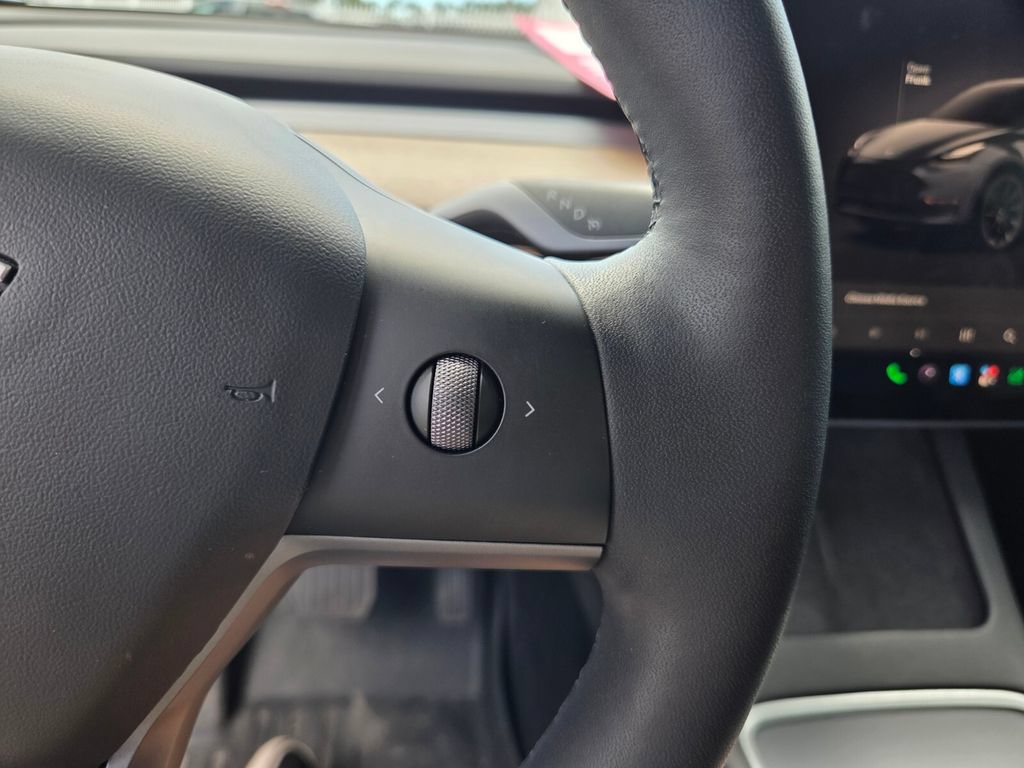 Used 2022 Tesla Model Y Long Range AWD/4WD image 31