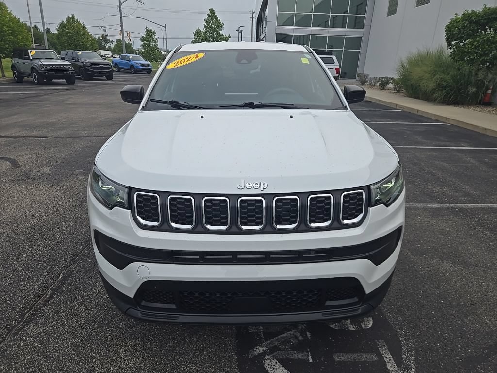 Used 2024 Jeep Compass Sport AWD/4WD image 3