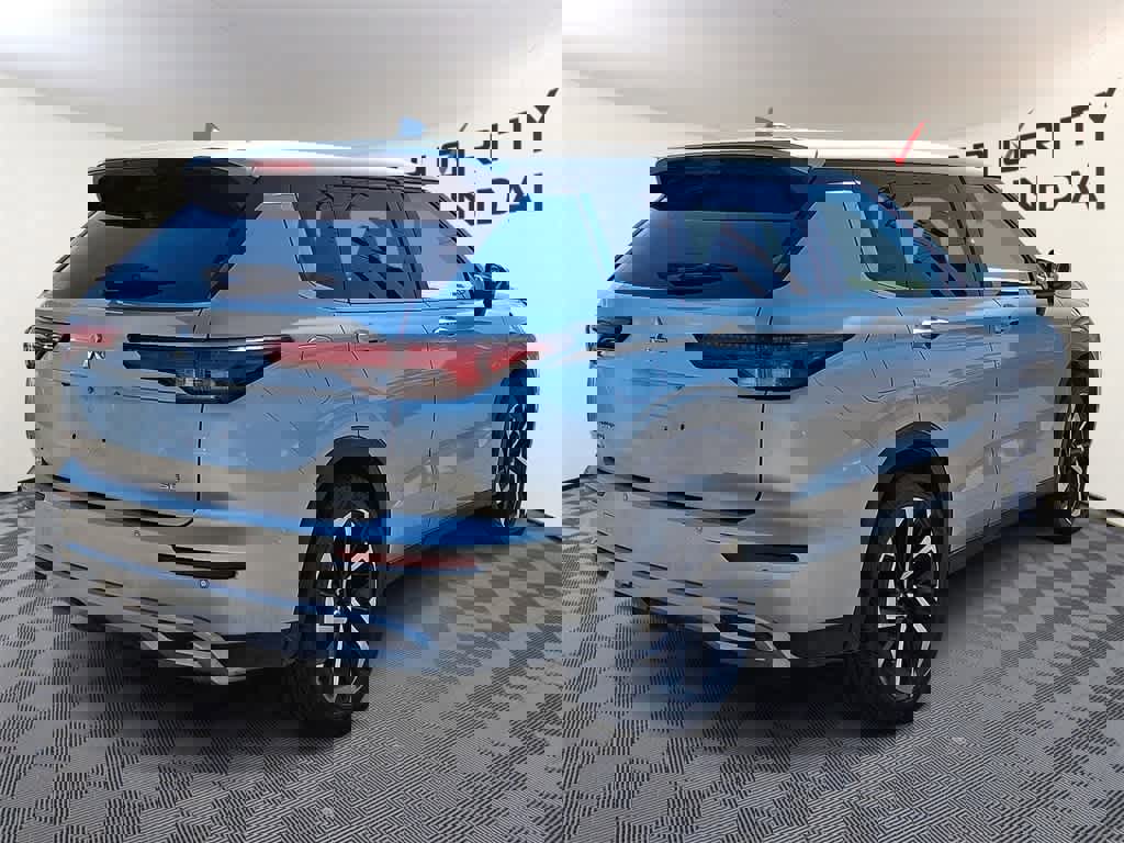 Used 2024 Mitsubishi Outlander SE image 4