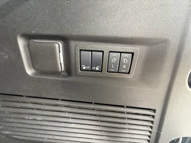 Used 2025 GMC Yukon AT4 w/ AT4 Premium Package AWD/4WD image 17