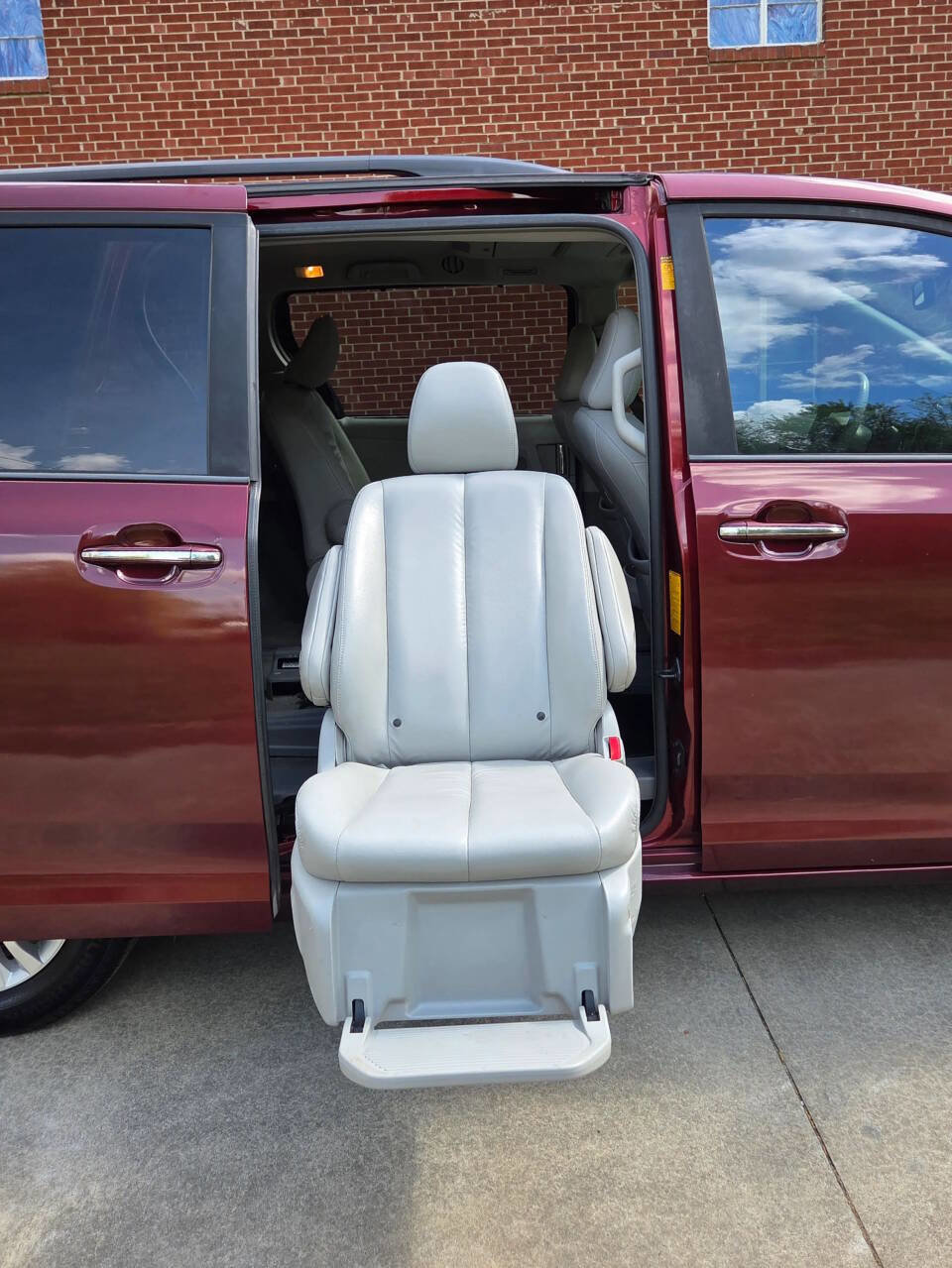 Used 2013 Toyota Sienna XLE image 26