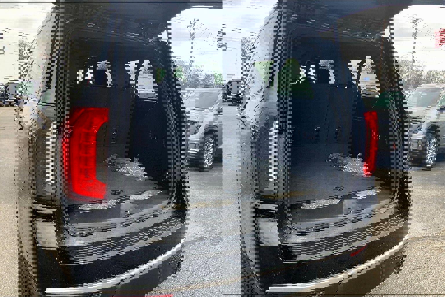 Used 2023 GMC Yukon XL Denali AWD/4WD image 4