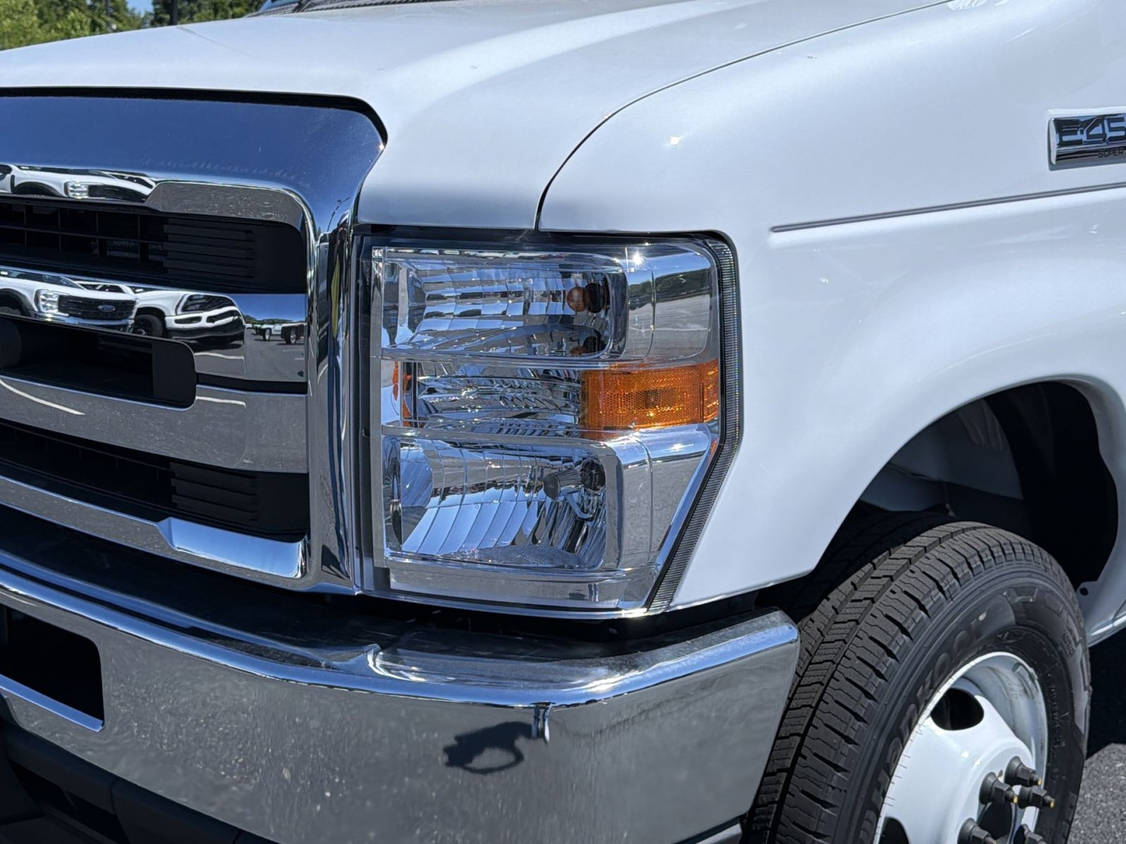 New 2027 Ford E-450 and Econoline 450 Super Duty w/ Power Equipment Group RWD image 13
