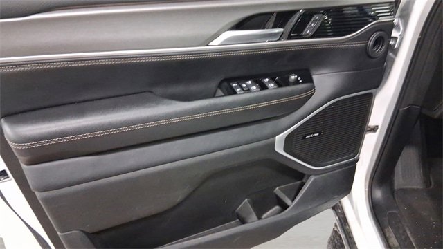 Used 2025 Jeep Wagoneer L Series II w/ 8-pass Seating Package image 27