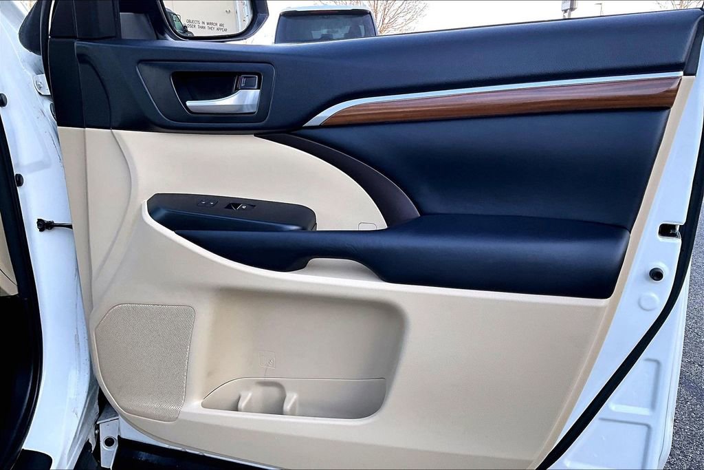 Used 2017 Toyota Highlander Limited Platinum image 24