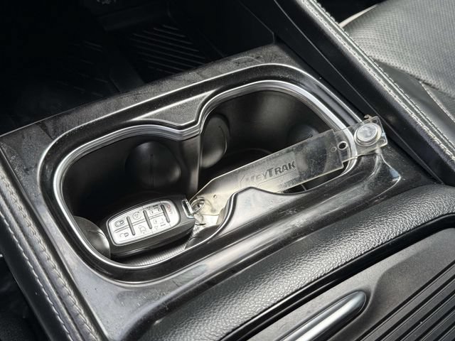 Used 2025 Chrysler Pacifica Limited FWD image 18