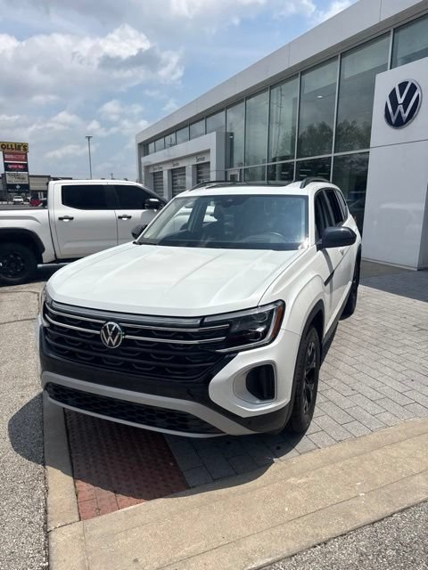 Used 2024 Volkswagen Atlas Peak Edition SEL AWD/4WD image 16