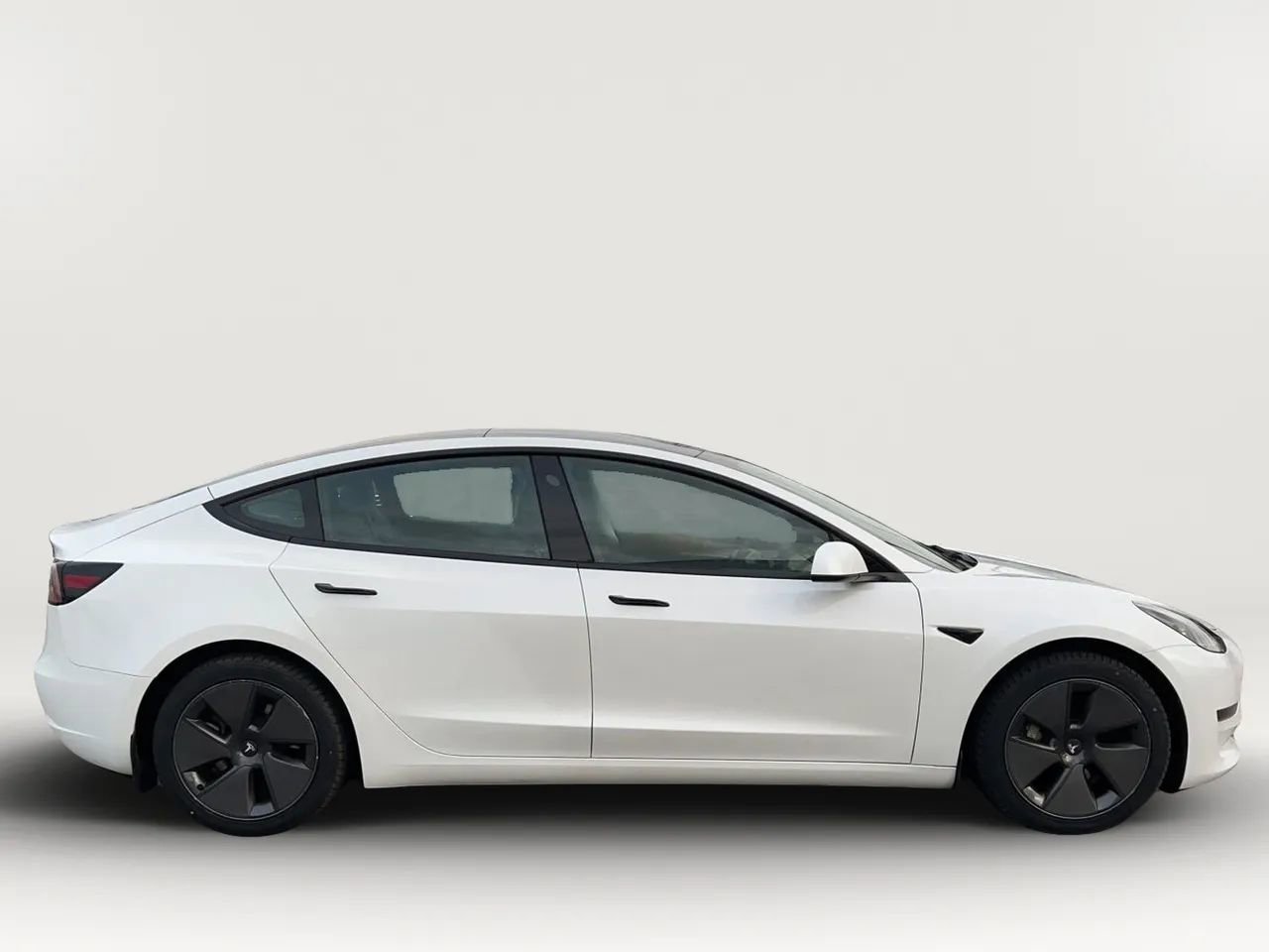 Used 2023 Tesla Model 3 Standard Range image 8