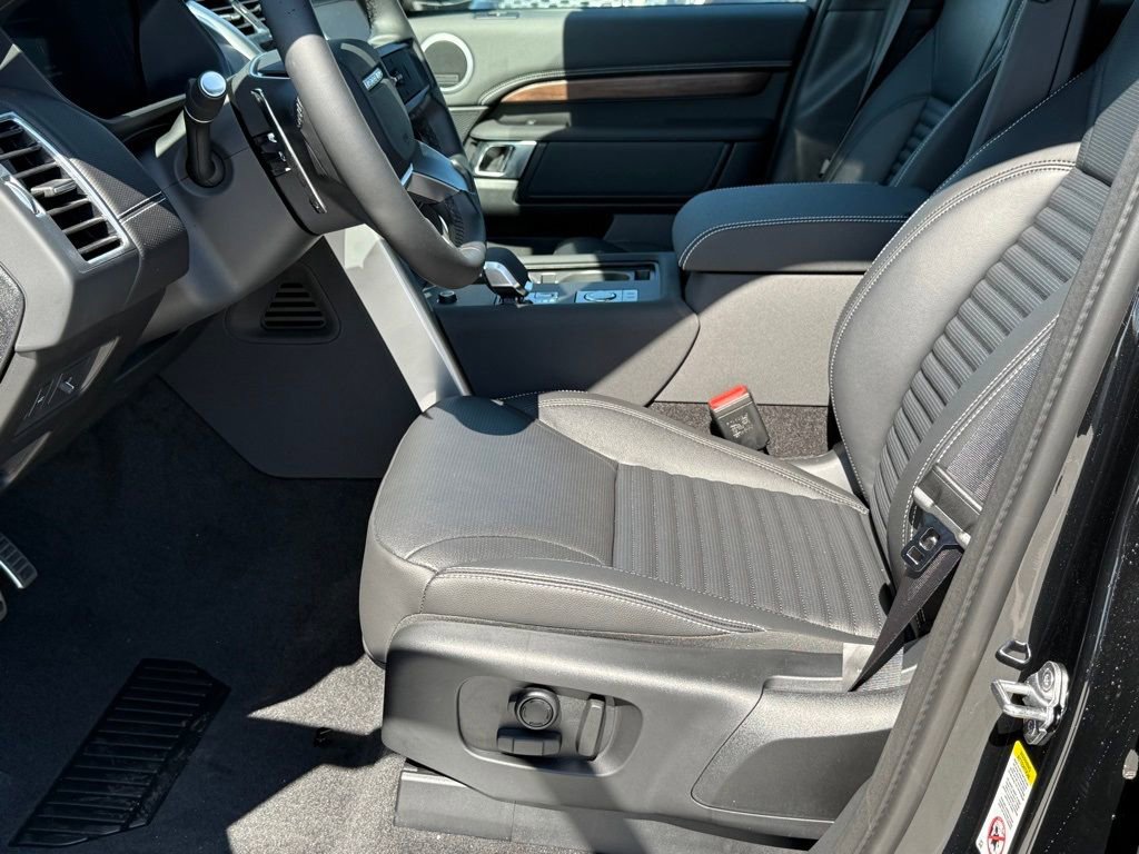 New 2025 Land Rover Discovery Dynamic SE AWD/4WD image 12